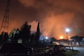 Cinco heridos y cientos de evacuados tras incendio en una refinería en provincia indonesia de Java Occidental