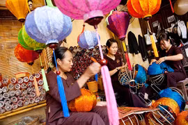 Farolillos coloridos, símbolo de casco antiguo de Hoi An