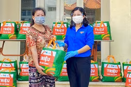 Jóvenes vietnamitas ayudan a personas necesitadas a superar el COVID-19