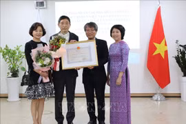 Otorgan medalla de amistad a exembajador surcoreano en Vietnam
