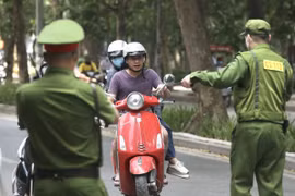 Premier vietnamita insta a mejorar eficiencia de la lucha contra el COVID-19 