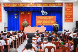  Vicepresidenta de Vietnam intercambia con votantes de provincia de Vinh Long