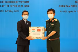 Ministerio de Defensa de Vietnam dona suministros médicos a la India