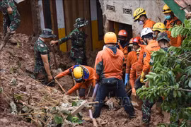 Indonesia: cinco muertos y 70 desaparecidos por alud en una mina de oro 