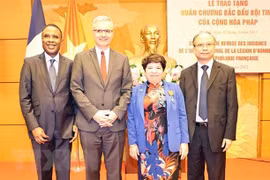 Funcionaria vietnamita recibe la Orden Nacional de la Legión de Honor de Francia
