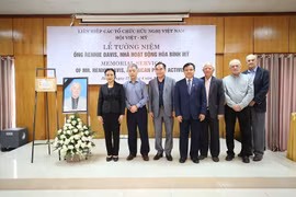 Confieren medalla conmemorativa “Por la paz y amistad entre los pueblos” a Rennie Davis