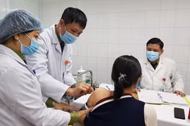 Voluntarios vietnamitas reciben dosis de 75 mcg de vacuna contra el COVID-19