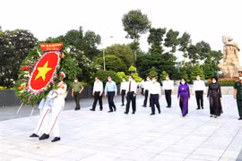Dirigentes de Ciudad Ho Chi Minh rinden homenaje a los mártires nacionales