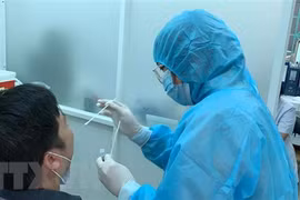 Arriban a Vietnam 190 mil kits de pruebas de COVID-19 de Alemania 