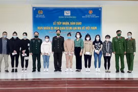 Ciudadanos vietnamitas traficados a Myanmar regresan a sus hogares