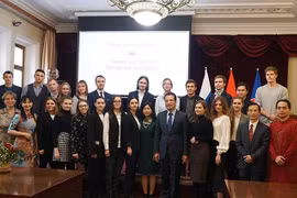 Mejoran conocimiento de amigos rusos sobre el idioma vietnamita