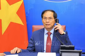 Canciller de Vietnam sostiene conversaciones telefónicas con sus homólogos de Singapur e India