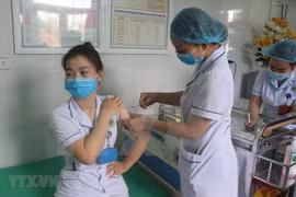 Casi 107 mil personas vacunadas contra COVID-19 en Vietnam