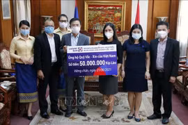 Vietnamitas en Laos contribuyen al fondo nacional de vacunas contra el COVID-19
