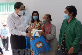 Entregan regalos del Tet a familias desfavorecidas en provincia sureña de Hau Giang
