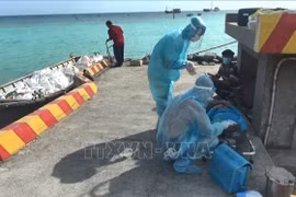 Hospital vietnamita trata con éxito a pescador accidentado en el mar