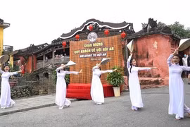 Casco antiguo Hoi An de Vietnam da bien venida a primeros viajeros extranjeros