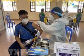 Viceprimer ministro de Vietnam urge a acelerar la vacunación en localidades sureñas
