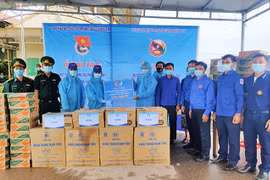 Provincia vietnamita entrega suministros médicos a Laos para combatir COVID-19