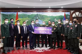 Ministerio de Defensa de Laos apoya el Fondo de Control de COVID-19 de Vietnam 
