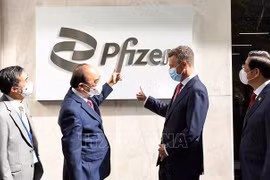 Presidente de Vietnam urge a Pfizer a asegurar suministro de vacunas 