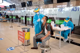 Proporcionan servicio de pruebas rápidas del COVID-19 en aeropuerto de Hanoi
