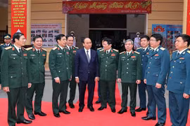 Primer Ministro congratula a soldados de la División de Defensa Aérea de Hanoi en ocasión del Tet