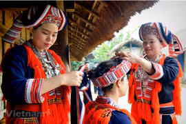 Visitan mercado rural en la Aldea de Cultura y Turismo de Etnias Minoritarias de Vietnam