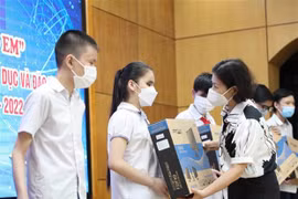 Apoyan a alumnos desfavorecidos en Vietnam con dispositivos de aprendizaje 