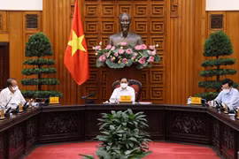  Primer ministro de Vietnam preside reunión sobre la lucha contra COVID-19