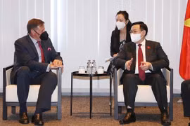 Presidente del Parlamento de Vietnam se reúne con gerentes de varios grupos en Bélgica