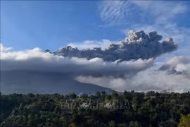 Volcán Sinabung en Indonesia reinicia su actividad 