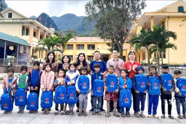 Ofrecen apoyo a estudiantes y personas afectadas por desastres en Quang Binh
