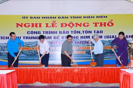 Premier continúa visita de trabajo en ciudad de Dien Bien Phu
