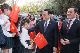 Presidente de Parlamento vietnamita se reúne con compatriotas en China
