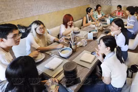Jóvenes de Ciudad Ho Chi Minh cultivan la cerámica hecha a mano