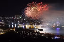 Fuegos artificiales iluminan cielo de Ciudad Ho Chi Minh en Día de Reunificación nacional 