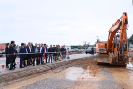 Premier vietnamita inspecciona proyectos clave en provincia de Hai Duong
