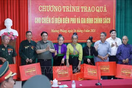 Honran a personas que contribuyeron a la victoria de Dien Bien Phu