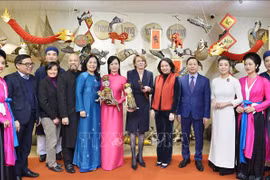 Esposas de presidentes de Vietnam y Alemania disfrutan de espectáculo de títeres de agua