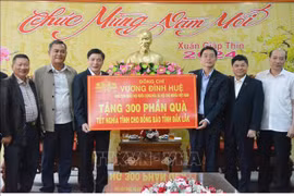 Entregan obsequios del presidente del Parlamento vietnamita a etnias minoritarias