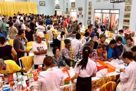 Ciudad Ho Chi Minh extiende apoyo a personas necesitadas en Laos