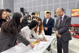 Feria solidaria de estudiantes vietnamitas en Francia para mar e islas del país