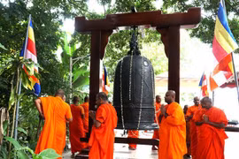 Asociación de empresarios vietnamitas entrega campana de bronce a pagoda en Kuala Lumpur