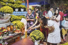 Visitar la pagoda en Año Nuevo Lunar, preciosa costumbre de vietnamitas en Laos