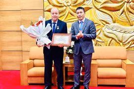Vietnam entrega medalla conmemorativa de amistad a embajador argelino