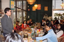 Ofrecen obras literarias vietnamitas en restaurante de Bruselas