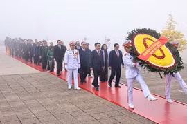 Líderes del Partido y del Estado rinden homenaje al Presidente Ho Chi Minh