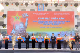 Efectúan exposición de grandes carteles para conmemorar la victoria de Dien Bien Phu