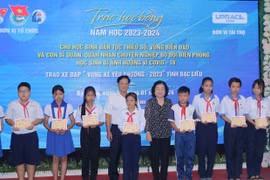 Entregan becas a alumnos de minorías étnicas y zonas costeras de Vietnam 